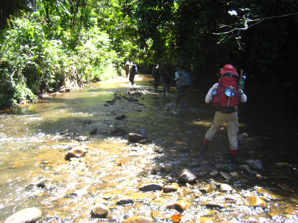 Menschen wandern durch den Fluss