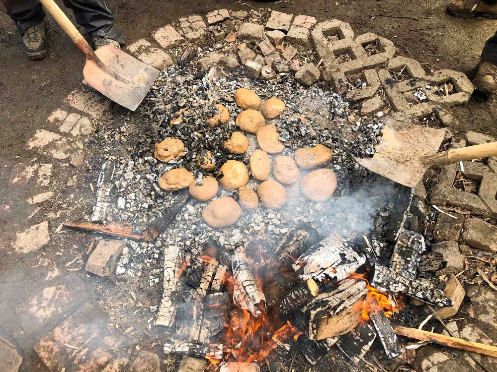 Brötchen im Feuer backen